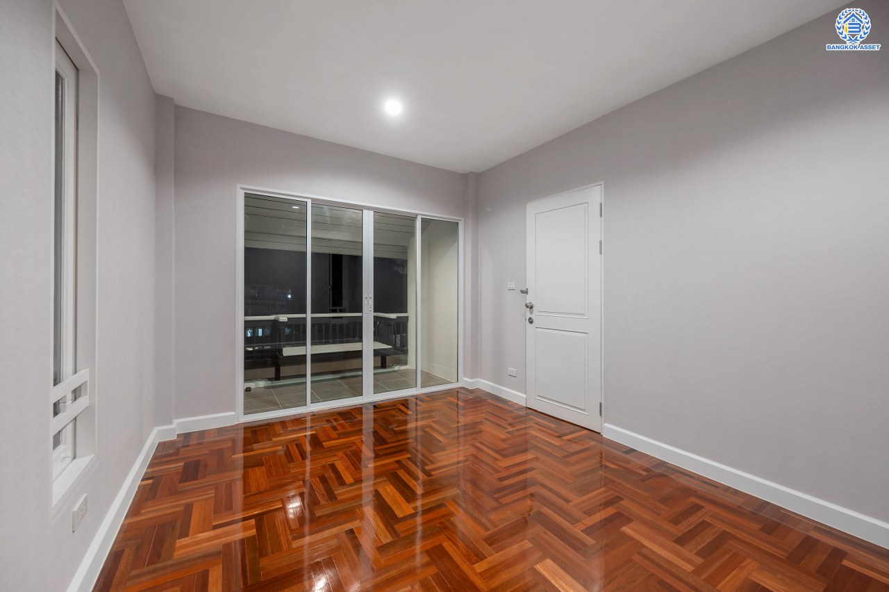 บ้านมือสองตกแต่งใหม่ โครงการ โนเบิลวานา ปิ่นเกล้า1 บ้านเดี่ยวหลังใหญ่ เนื้อที่ 65.6 ตร.ว. พื้นที่ใช้สอย 206.4 ตร.ม. ฟังก์ชัน 3 ห้องนอน 3 ห้องน้ำ 2 ห้องอเนกประสงค์  1 ห้องแม่บ้าน จอดรถได้ 2 คัน บนสุดยอดทำเลเดินทางสะดวก หน้าโครงการติดถนนใหญ่บรมราชชนนี ใกล้ทางคู่ขนานลอยฟ้าบรมราชชนนี ม.มหิดล เซ็นทรัลศาลายา และรายล้อมด้วยสิ่งอำนวยความสะดวกครบ...